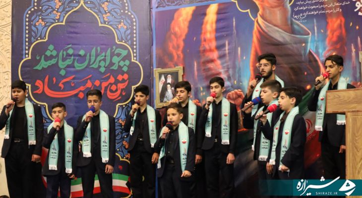 اجرای قطعه ایثار در حرم توسط نوجوانان آباده