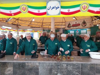 ۵۲ نفر از خادمیاران رضوی آباده در حرم امام هشتم خدمت رسانی را آغاز کردند