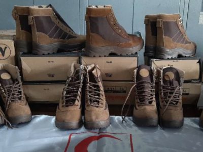 اهدای ۳۹ جفت کفش امدادی توسط خیر نیکوکار به جمعیت هلالاحمر آباده