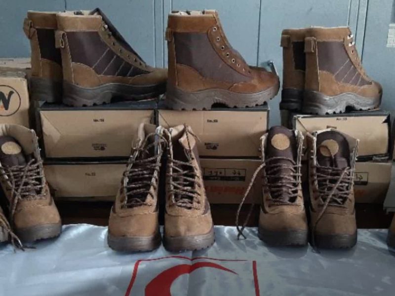 اهدای ۳۹ جفت کفش امدادی توسط خیر نیکوکار به جمعیت هلالاحمر آباده