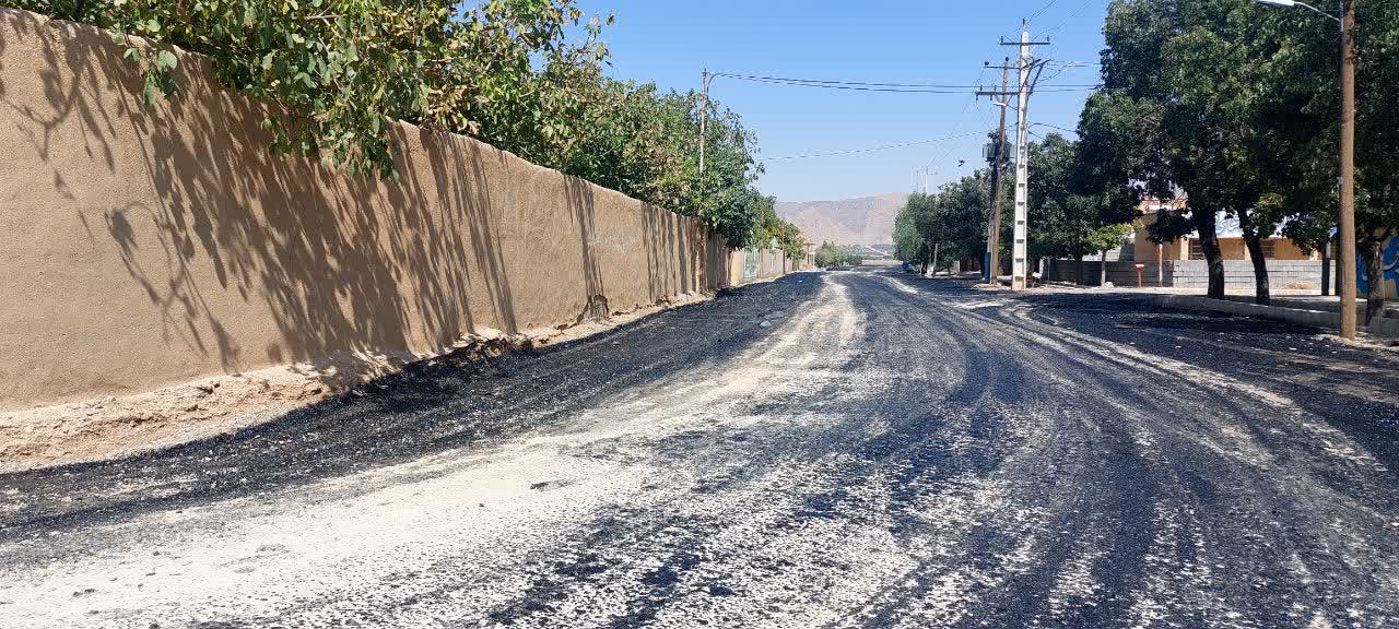 آغازعملیات اجرایی آسفالت راه بین مزارع در آباده 