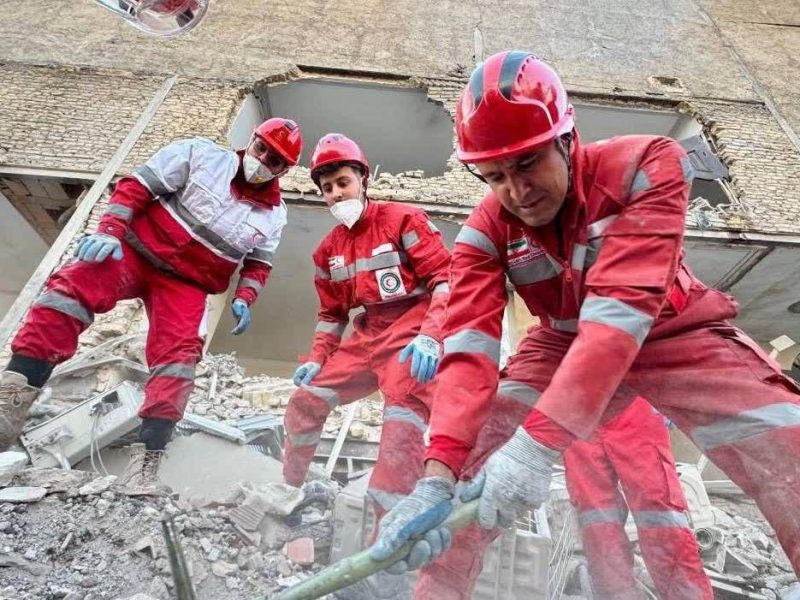 قدردانی دکتر کولیوند از امدادگران و کارکنان هلال‌احمر/شما به قلب خطر می‌زنید و امید را از زیر آوار بیرون می‌کشید