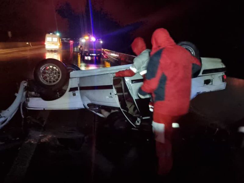 واژگونی پژو پارس در آزادراه حضرت شاهچراغ(ع) با ۳ مصدوم و یک فوتی