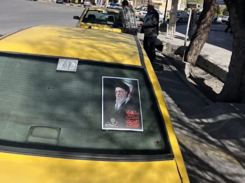 حرکت خودجوش رانندگان تاکسی آباده در ادای احترام به رهبر شهید