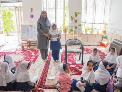 معلم صغادی پایه اول ابتدایی آموزش را به خانه خود برد