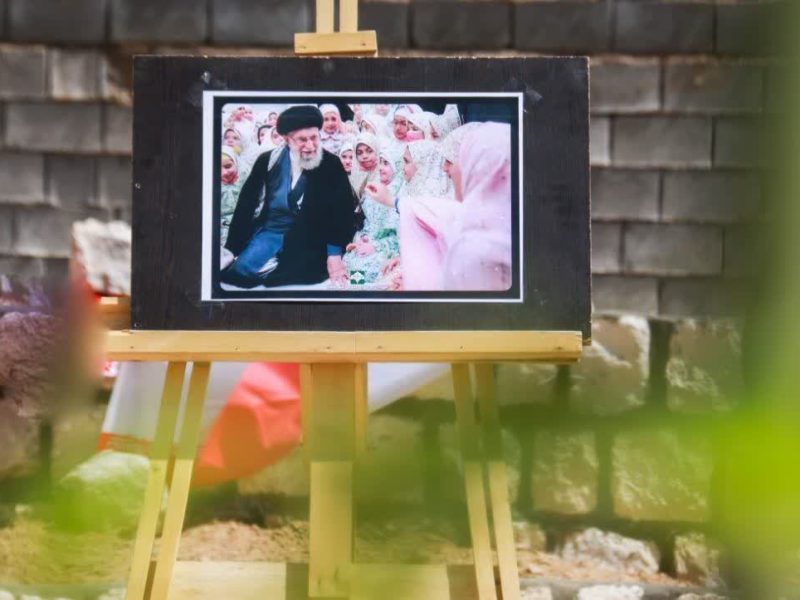 کاشت نهال به یاد شهدای جنگ تحمیلی سوم توسط کودکان شهر سورمق