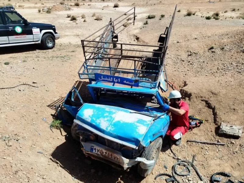 تصادف نیسان با دهانه پل در جاده آباده_ایزدخواست با دو مصدوم