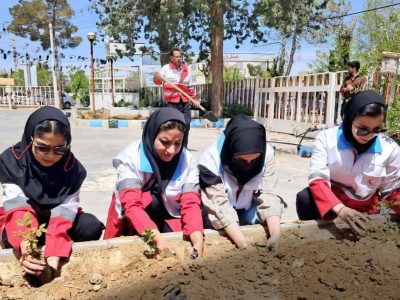غرس ۱۱۰ گل رز در جمعیت هلال‌احمر شهرستان آباده به یاد شهدای جنگ رمضان